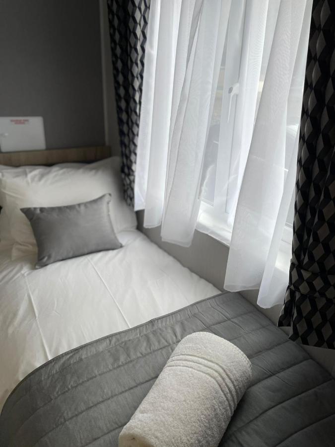 יורק Black Moorhen Lodge With Hot Tub מראה חיצוני תמונה