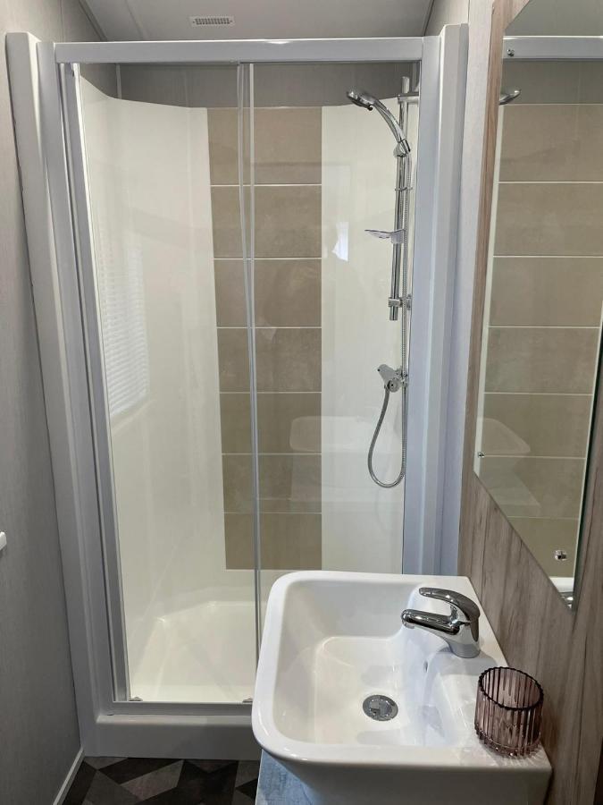 יורק Black Moorhen Lodge With Hot Tub מראה חיצוני תמונה